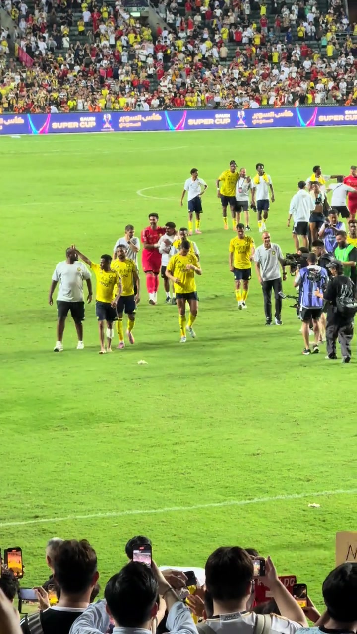 aoke-满脸开心！C罗赛后带领全队向球迷谢场，将球衣送给看台球迷