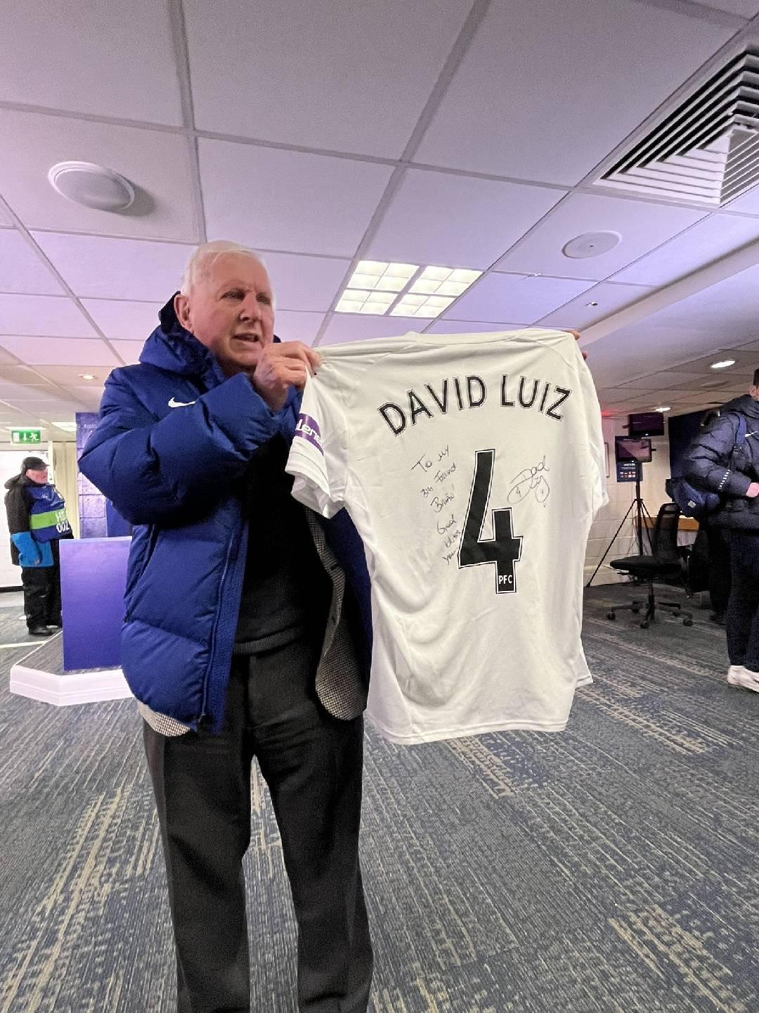 澳客-大卫-路易斯送签名球衣给退休员工，后者为切尔西工作了56年