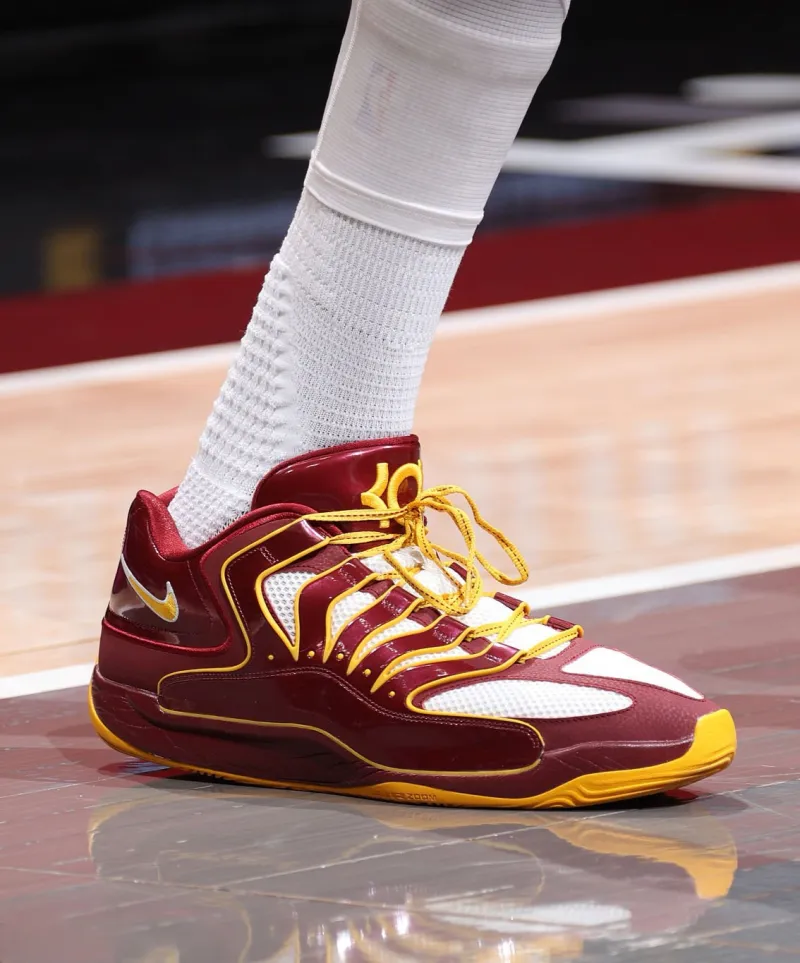 澳客-杜兰特穿着华盛顿指挥官配色KD18，得到30分7篮板1盖帽